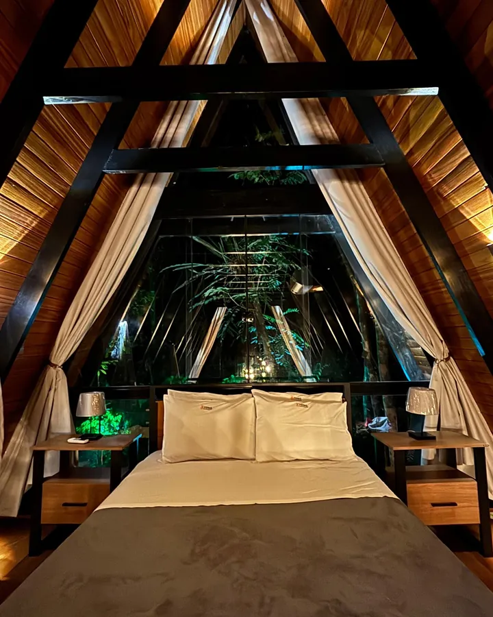 Cama de casal no mezanino, sob o telhado em A e diante do vidro